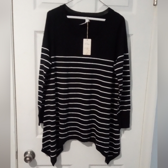 Elegant Striped Women's Crew Neck Sweater - Picture 1 of 4